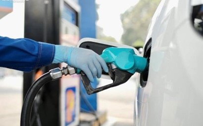 Gasoline price reduced to more than 1400 VND/liter